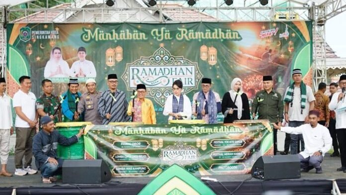 Wali Kota Singkawang Tjhai Chui Mie saat memukul bedug sebagai tanda resmi dibukanya acara pameran kuliner UMKM Ramadan di Mess Daerah, Rabu (18/2/2026).