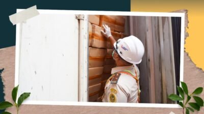 Petugas Karantina Kalimantan Barat melakukan pemeriksaan fisik terhadap kemasan kotak berisi pasta durian beku di dalam kontainer pendingin sebelum dikirim ke Medan. (Dok. HO/Faktakalbar.id)