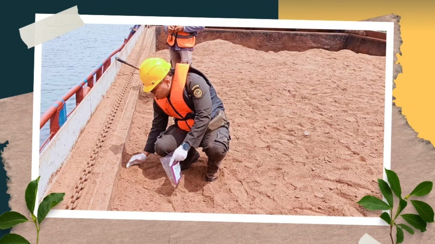 Petugas Karantina Kalimantan Barat melakukan pemeriksaan fisik dan pengambilan sampel komoditas Palm Kernel Expeller (PKE) di atas kapal tongkang di Ketapang sebelum dikirim ke Lampung.