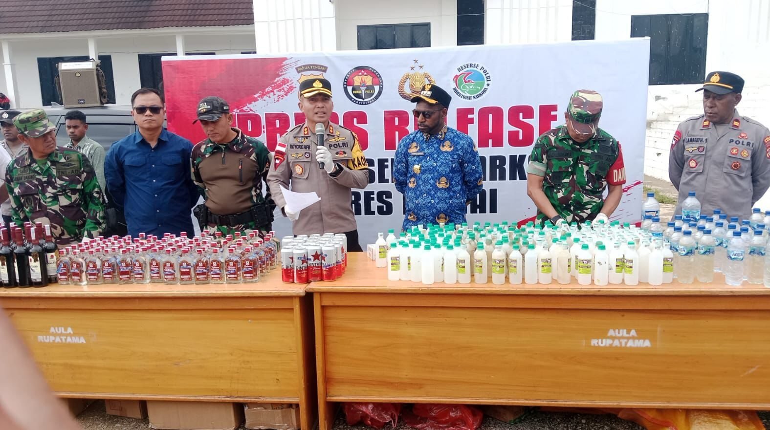"Pemkab Paniai bersama TNI-Polri menggelar apel gabungan di Papua Tengah. Kegiatan ini diwarnai dengan pemusnahan miras ilegal dan pengumuman beasiswa anak OAP."