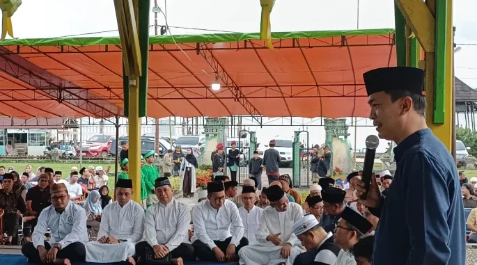 "Wakil Bupati Sintang Florensius Ronny meminta Pemprov Kalbar menuntaskan perbaikan ruas jalan Nanga Mau hingga Serawai yang belum selesai dikerjakan."