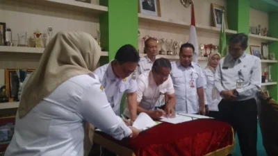 "Pemkot Pontianak resmi daftarkan 5.746 pekerja sosial, termasuk Ketua RT/RW dan guru ngaji, ke dalam program BPJS Ketenagakerjaan."