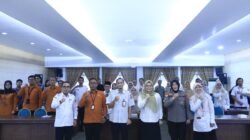 Jajaran pejabat Pemkot Pontianak, BPS, kepolisian, dan instansi terkait berfoto bersama dengan pose mengepalkan tangan usai Focus Group Discussion (FGD) evaluasi data Pontianak Dalam Angka 2026. (Dok. HO/Faktakalbar.id)