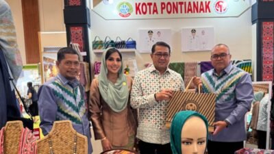 Perwakilan Pemerintah Kota Pontianak memamerkan produk kerajinan unggulan di stan pameran INACRAFT 2026 Jakarta. (Dok. HO/Faktakalbar.id)