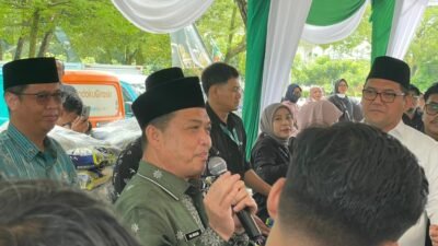 "Pemerintah Provinsi Kalimantan Barat bersama Bank Indonesia mengadakan pasar murah di halaman Masjid Mujahidin Pontianak guna menekan inflasi daerah."