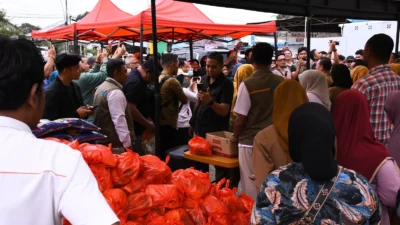 "Pemprov Kalbar menggelar operasi pasar murah di Sintang dengan menyalurkan 1.000 paket sembako dan gas LPG 3 kg untuk menekan inflasi jelang Ramadan."