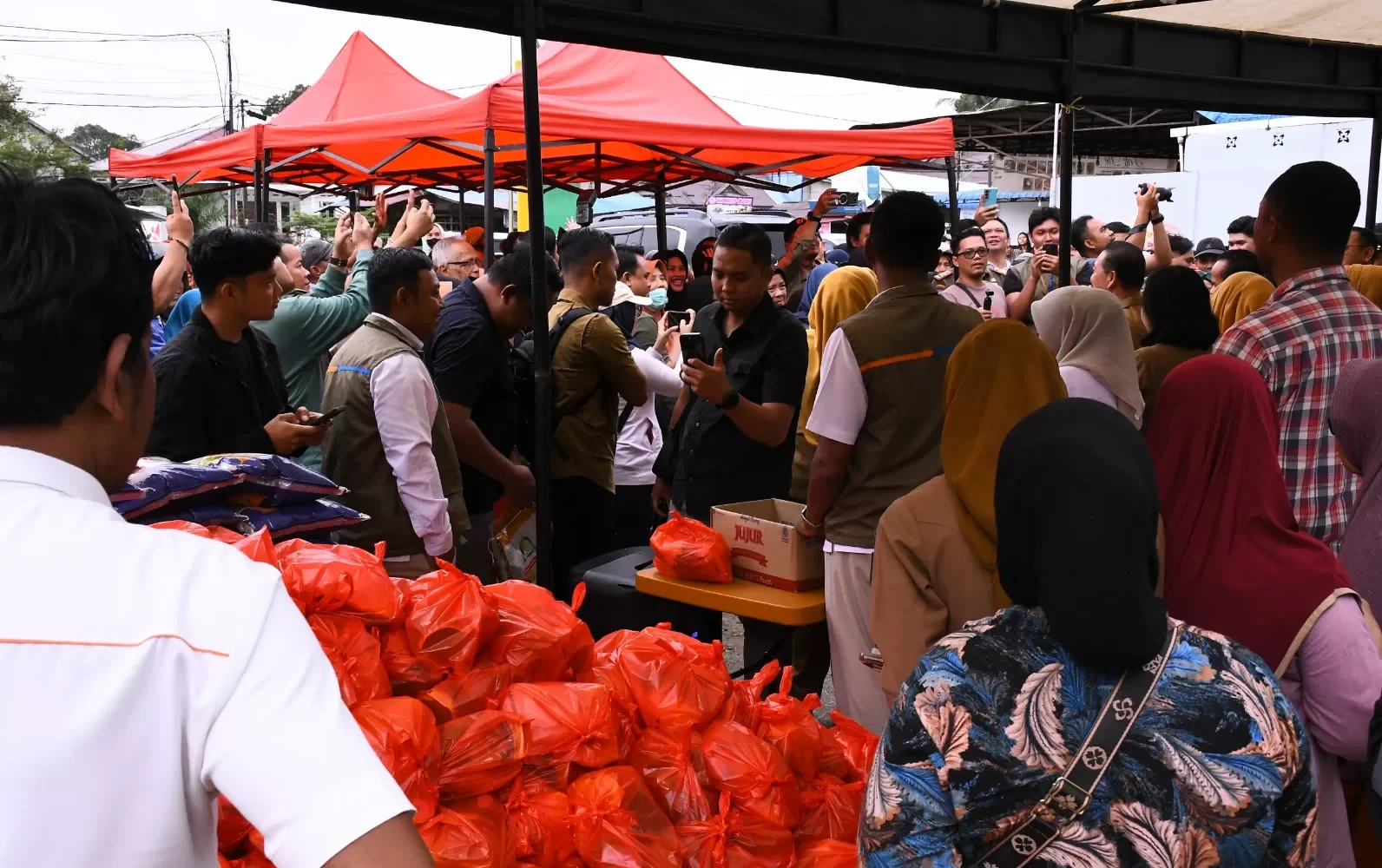 "Pemprov Kalbar menggelar operasi pasar murah di Sintang dengan menyalurkan 1.000 paket sembako dan gas LPG 3 kg untuk menekan inflasi jelang Ramadan."