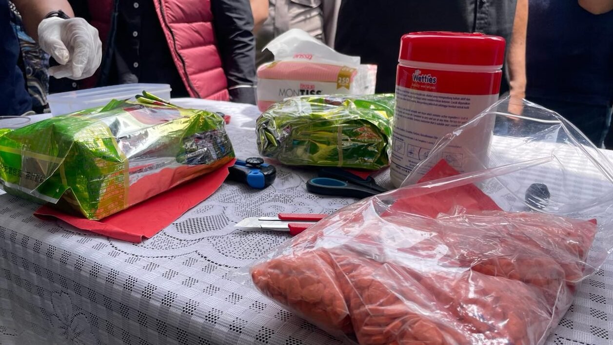 "Polda Kalbar menggelar pemusnahan barang bukti kasus tindak pidana narkoba di RS Bhayangkara Pontianak setelah melalui proses pengujian oleh Kejaksaan Tinggi dan BNP Kalimantan Barat. "