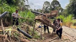 Petugas Polsek Sekayam saat memusnahkan alat yang digunakan untuk aktivitas pertambangan emas tanpa izin di Desa Raut Muara, Kamis (5/2/2026).