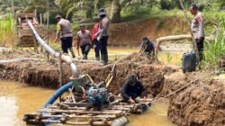 Personel Polsek Sekayam saat melakukan pemusnahan mesin dompeng di lokasi pertambangan emas tanpa izin di pinggir Sungai Kayan, Kamis (5/2/2026).