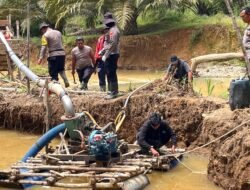 Polsek Sekayam Tertibkan PETI di Sungai Kayan, Enam Mesin Dompeng Dimusnahkan