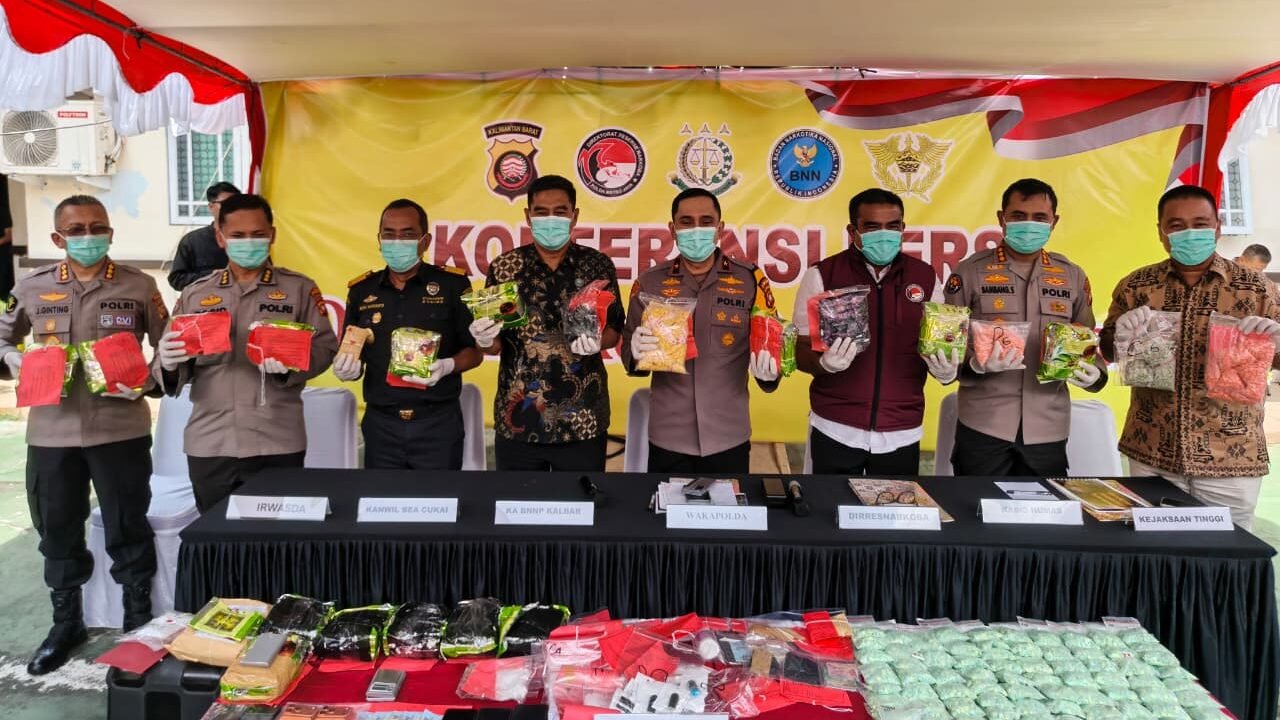 Jajaran Polda Kalbar bersama instansi terkait melakukan pemusnahan barang bukti narkotika dalam skala besar di RS Bhayangkara Anton Soedjarwo Pontianak.