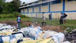 Petugas Bea Cukai Entikong bersama aparat TNI dan Polri saat memusnahkan 500 bal pakaian bekas ilegal hasil penindakan di halaman kantor KPPBC TMP C Entikong, Rabu (11/2/2026).