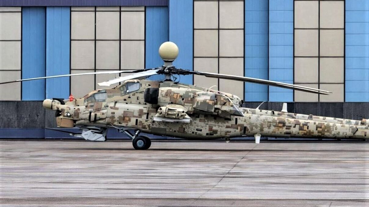 Helikopter serang Mi-28NE buatan Rusia dengan corak kamuflase digital terlihat parkir di landasan. (Dok. Ist)