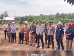Dukung Program Asta Cita Presiden, Bupati Ketapang Pimpin Penanaman Jagung di Desa Ratu Elok