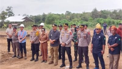 Kabid Tranmas Tibum Satpol PP Ketapang mendampingi Bupati Ketapang dan jajaran Forkopimda dalam acara penanaman jagung ketahanan pangan di Desa Ratu Elok. (Dok. HO/Faktakalbar.id)