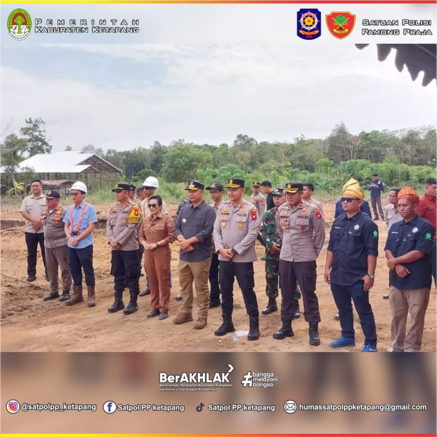 Kabid Tranmas Tibum Satpol PP Ketapang mendampingi Bupati Ketapang dan jajaran Forkopimda dalam acara penanaman jagung ketahanan pangan di Desa Ratu Elok. (Dok. HO/Faktakalbar.id)