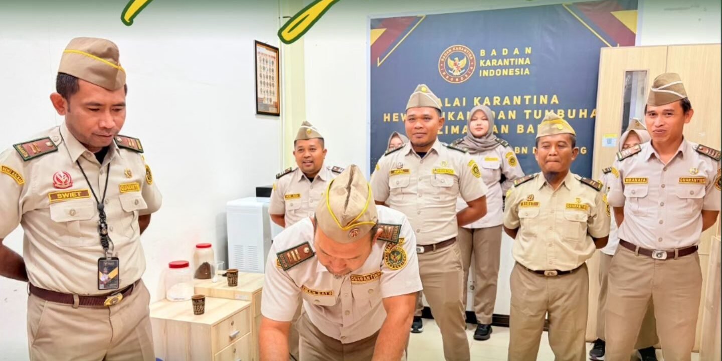 Pegawai Karantina Kalimantan Barat Satuan Pelayanan PLBN Entikong menandatangani Pakta Integritas untuk memperkuat profesionalisme. (Dok. HO/Faktakalbar.id)