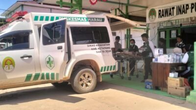 Petugas medis mengevakuasi pasien menggunakan ambulans di depan Instalasi Rawat Inap Puskesmas Marau, Kabupaten Ketapang, terkait penanganan kasus sakit massal. (Dok. HO/Faktakalbar.id)