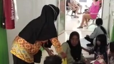 Suasana penanganan medis siswa yang mengalami sakit massal di lorong fasilitas kesehatan Kecamatan Marau, dipantau oleh petugas pemerintah setempat. (Dok. HO/Faktakalbar.id)