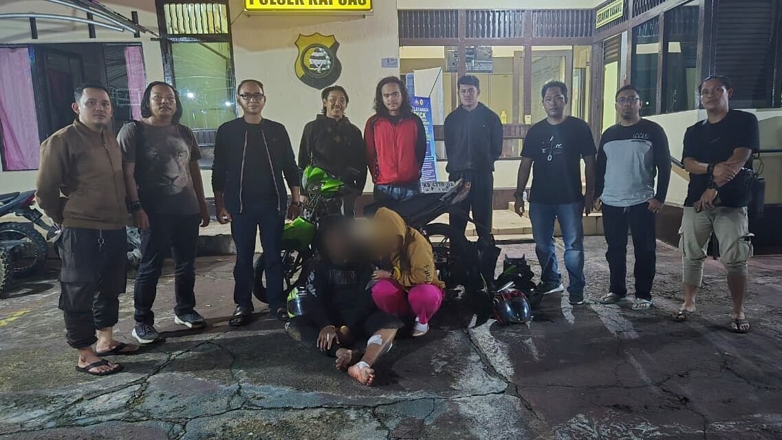 Aparat kepolisian menggiring tersangka tindak pidana pencurian beserta barang buktinya untuk diamankan di Mapolsek Kapuas, Kabupaten Sanggau.