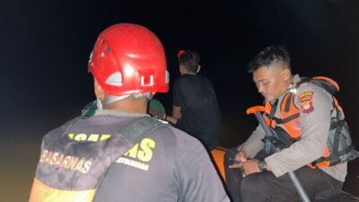 Personel gabungan Polsek Kembayan dan BPBD Sanggau saat melakukan penyisiran di Sungai Sekayam untuk mencari keberadaan Kenza Alfaro, Rabu (4/2/2026).