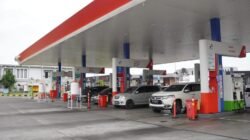 "Pendangkalan Sungai Melawi lumpuhkan jalur tanker. Distribusi BBM Sintang kini bergantung penuh pada jalur darat dengan waktu tempuh 15 jam, picu antrean panjang di SPBU. "