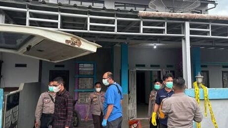 Petugas kepolisian saat mengevakuasi jenazah seorang pria yang ditemukan meninggal dunia di sebuah rumah kontrakan di Kabupaten Bengkayang, Selasa (10/2/2026).