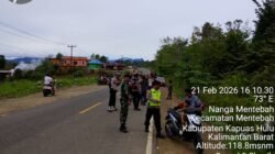 Anggota Polsek Mentebah dan personel gabungan sedang melakukan pemeriksaan terhadap pengendara sepeda motor di kawasan Mungguk Aduh dalam operasi penertiban knalpot brong. (Dok. HO/Faktakalbar.id)