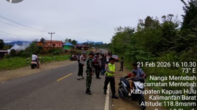 Anggota Polsek Mentebah dan personel gabungan sedang melakukan pemeriksaan terhadap pengendara sepeda motor di kawasan Mungguk Aduh dalam operasi penertiban knalpot brong. (Dok. HO/Faktakalbar.id)