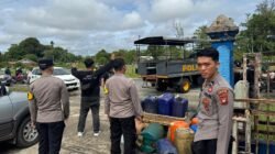 Personel Sat Reskrim Polres Kapuas Hulu mengamankan puluhan jerigen hasil penertiban distribusi BBM di sebuah SPBU di Putussibau. (Dok. HO/Faktakalbar.id)