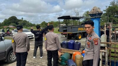 Personel Sat Reskrim Polres Kapuas Hulu mengamankan puluhan jerigen hasil penertiban distribusi BBM di sebuah SPBU di Putussibau. (Dok. HO/Faktakalbar.id)