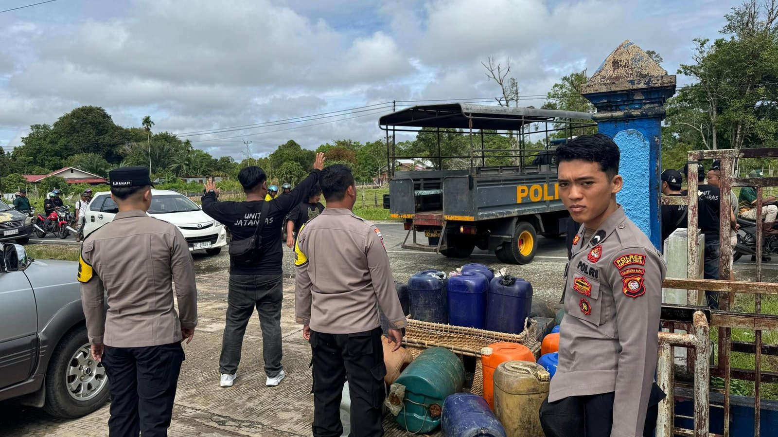 Personel Sat Reskrim Polres Kapuas Hulu mengamankan puluhan jerigen hasil penertiban distribusi BBM di sebuah SPBU di Putussibau. (Dok. HO/Faktakalbar.id)