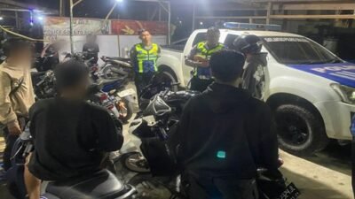 Personel Satlantas Polres Sekadau melakukan pemeriksaan terhadap belasan pengemudi sepeda motor yang terjaring razia knalpot brong di Jalan Merdeka.