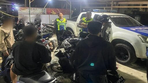 Personel Satlantas Polres Sekadau melakukan pemeriksaan terhadap belasan pengemudi sepeda motor yang terjaring razia knalpot brong di Jalan Merdeka.