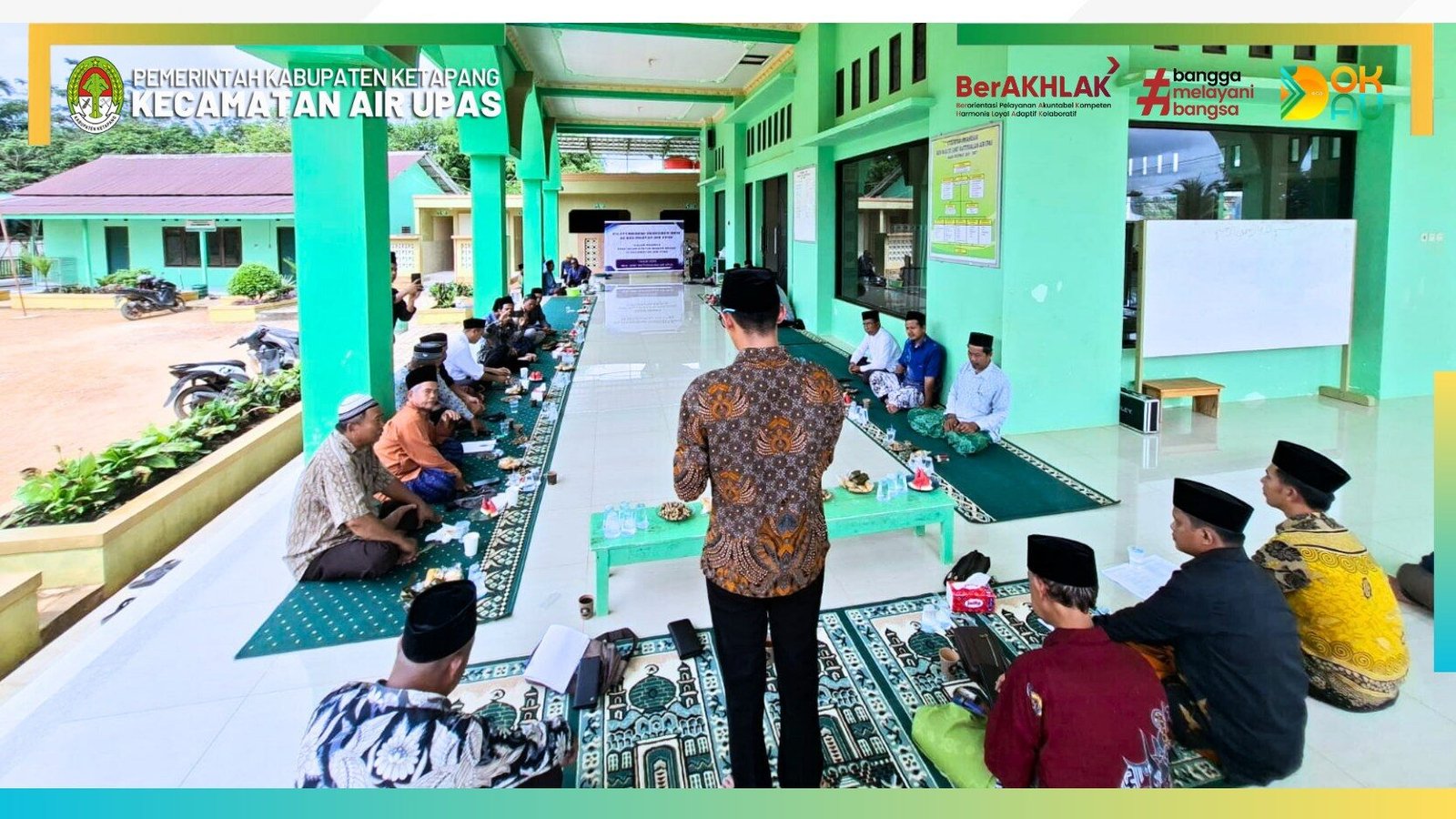 Camat Air Upas memimpin musyawarah bersama tokoh agama dan pengurus BKM untuk penetapan Masjid Besar Baitussallam. (Dok. HO/Faktakalbar.id)