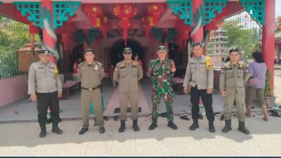 Personel gabungan TNI, Polri, dan Satpol PP berfoto bersama di depan Klenteng Dwi Kwan Im, Simpang Hilir, usai melaksanakan pengamanan Imlek 2577. (Dok. HO/Faktakalbar.id)