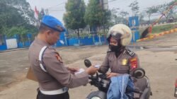 Kanit Propam Polsek Pontianak Timur, Aiptu Heri, sedang memeriksa kelengkapan surat-surat dan identitas anggota polisi wanita yang berada di atas sepeda motor di halaman Mapolsek. (Dok. HO/Faktakalbar.id)