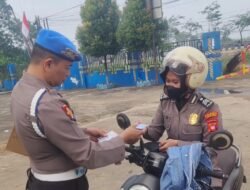 Tingkatkan Disiplin, Propam Polsek Pontianak Timur Cek Kelengkapan Identitas Personel
