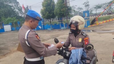 Kanit Propam Polsek Pontianak Timur, Aiptu Heri, sedang memeriksa kelengkapan surat-surat dan identitas anggota polisi wanita yang berada di atas sepeda motor di halaman Mapolsek. (Dok. HO/Faktakalbar.id)