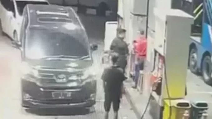 "Pria pengemudi Vellfire berpelat bodong yang menganiaya petugas SPBU di Cipinang resmi ditangkap. Pelaku dipastikan warga sipil pekerja rental dan positif narkoba. "