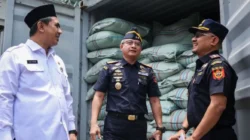 Wakil Gubernur Jawa Tengah Taj Yasin Maimoen (kiri) bersama Kepala Direktorat Jenderal Bea Cukai Jawa Tengah dan DIY Agus Yulianto (tengah) mengecek barang bukti 90,2 ton kratom di Semarang,