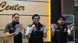 Kasat Reskrim Polresta Pontianak, AKP Ryan Eka Cahya, saat menunjukkan barang bukti uang palsu senilai Rp28,9 juta yang disita dari tersangka AP, Sabtu (7/2/2026).