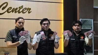 Kasat Reskrim Polresta Pontianak, AKP Ryan Eka Cahya, saat menunjukkan barang bukti uang palsu senilai Rp28,9 juta yang disita dari tersangka AP, Sabtu (7/2/2026).