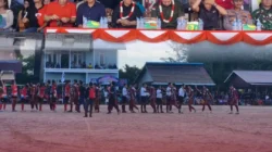 Bupati Kapuas Hulu Fransiskus Diaan dan Kadinkes Sudarso saat penutupan Turnamen Sepak Bola Anang Resang Cup Sesi 2 di Selimbau. (Dok. HO/Faktakalbar.id)