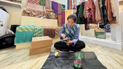 Natalia Desca Rina, perajin asal Pontianak tengah membuat sandal kulit di stand INACRAFT Jakarta