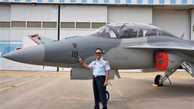 Perwira TNI AU berpose di samping pesawat latih tempur T-50i Golden Eagle yang baru tiba di fasilitas pangkalan udara. (Dok. HO/Faktakalbar.id)