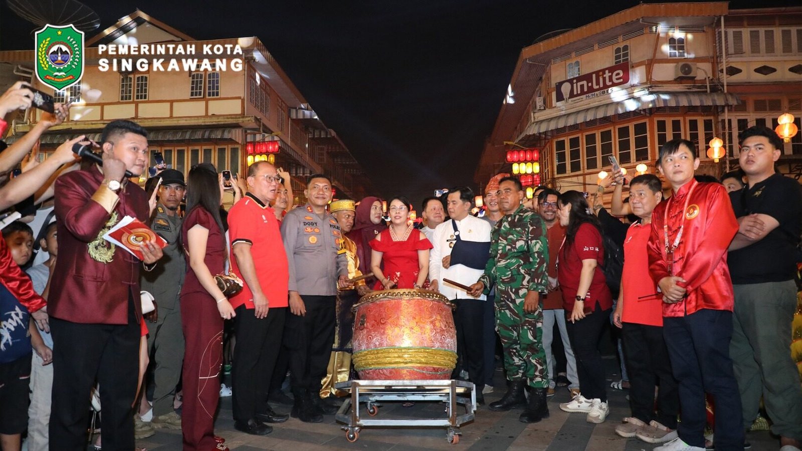 Wali Kota Singkawang Tjhai Chui Mie memukul bedug lampion didampingi Forkopimda saat perayaan malam Tahun Baru Imlek 2026 di Vihara Tri Dharma Bumi Raya. (Dok. HO/Faktakalbar.id)