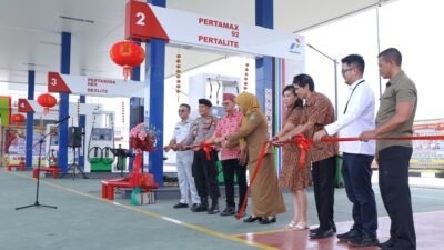 Sekretaris Daerah Kota Singkawang, Dwi Yanti (tengah), melakukan pemotongan pita peresmian SPBU DODO PT Bintang Jasa Transkal di Jalan Tani, didampingi pemilik, perwakilan Pertamina, dan aparat keamanan. (Dok. HO/Faktakalbar.id)