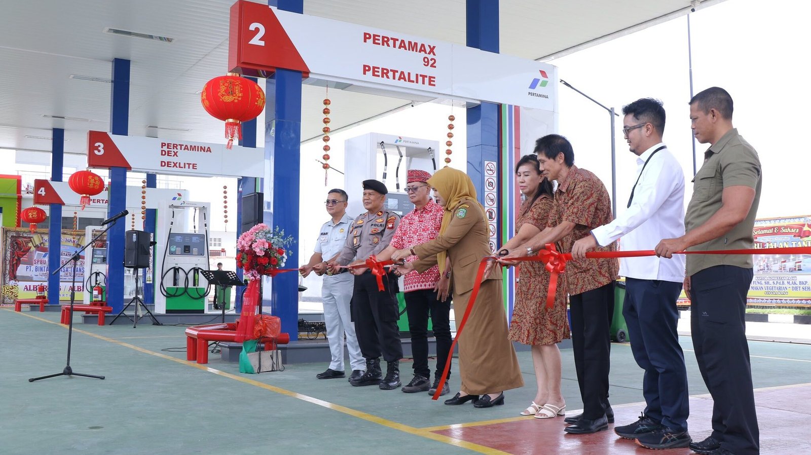 Sekretaris Daerah Kota Singkawang, Dwi Yanti (tengah), melakukan pemotongan pita peresmian SPBU DODO PT Bintang Jasa Transkal di Jalan Tani, didampingi pemilik, perwakilan Pertamina, dan aparat keamanan. (Dok. HO/Faktakalbar.id)